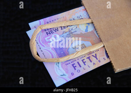 New Zealand fünfzig-Dollar-Noten in einer Tasche. Stockfoto