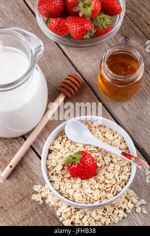 Gesundes Müsli mit Milch, Honig und Erdbeere Stockfoto