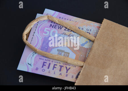 New Zealand fünfzig-Dollar-Noten in einer Tasche. Stockfoto