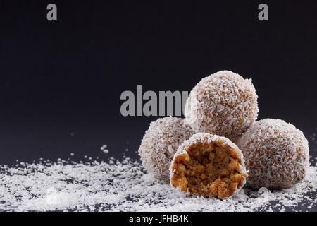 Hausgemachte Coconut Rum Kugeln Stockfoto