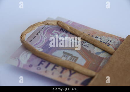 New Zealand fünfzig Dollar in eine braune Papiertüte. Stockfoto