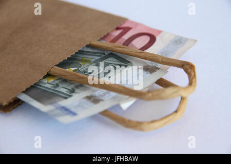 Euro in einer braunen Papiertüte. Stockfoto