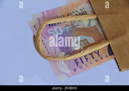 New Zealand fünfzig Dollar in eine braune Papiertüte. Stockfoto