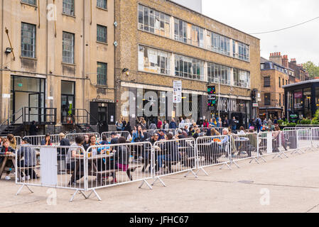 London, England - September 2016: Pop-up-Outdoor-Food-Bereich mit Menschen Essen draussen in The Old Truman Brewery, Ely es Hof, Shoreditch, London, UK Stockfoto