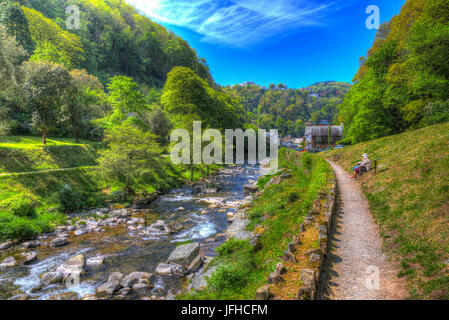 Lynmouth Devon Blick in die Stadt aus zu Fuß zum Watersmeet entlang des Flusses in hdr Stockfoto