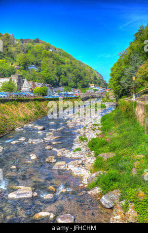 Lynmouth Devon Blick in die Stadt aus zu Fuß zum Watersmeet entlang des Flusses in hdr Stockfoto