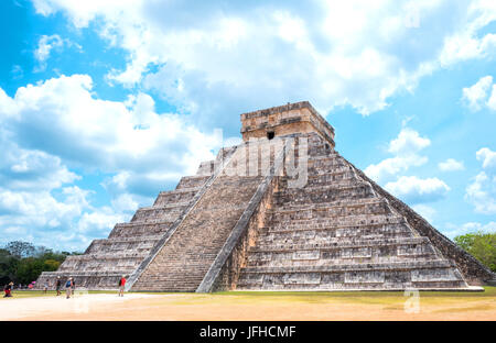 Chichen Itza, Mexiko - 18. April 2016: Archäologische Stätte, Blick auf die imposante Burg (El Castillio) Stockfoto