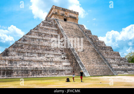 Chichen Itza, Mexiko - 18. April 2016: Archäologische Stätte, Tousists unter der imposanten Burg (El Castillio) Stockfoto