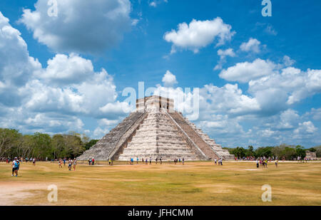 Chichen Itza, Mexiko - 18. April 2016: Archäologische Stätte, Blick auf die imposante Burg (El Castillio) Stockfoto