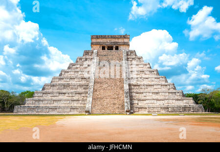 Chichen Itza, Mexiko - 18. April 2016: Archäologische Stätte, Blick auf die imposante Burg (El Castillio) Stockfoto