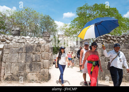 Chichen Itza, Mexiko - 18. April 2016: Touristen in der archäologischen Stätte, Stockfoto