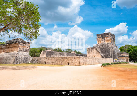 Chichen Itza, Mexiko - 18. April 2016: Archäologische Stätte, die Sternwarte (El Observatorio) Stockfoto