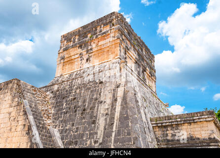 Chichen Itza, Mexiko - 18. April 2016: Archäologische Stätte, die Sternwarte (El Observatorio) Stockfoto