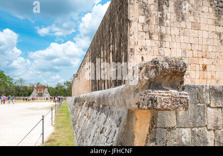 Chichen Itza, Mexiko - 18. April 2016: Archäologische Stätte, die alte Ballspiel-Wand (Juego de Pelota) Stockfoto