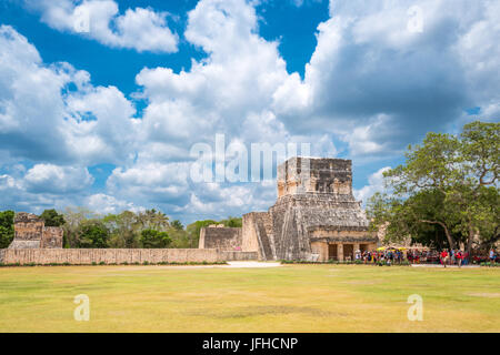 Chichen Itza, Mexiko - 18. April 2016: Archäologische Stätte, die Sternwarte (El Observatorio) Stockfoto