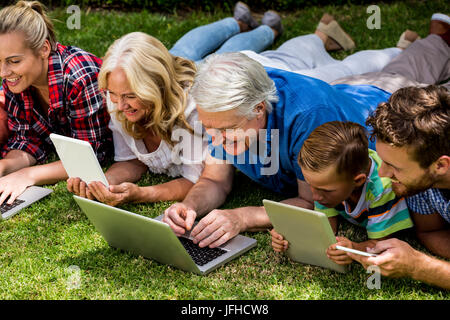 Familie mit Hilfe von Technologien und entspannen im park Stockfoto