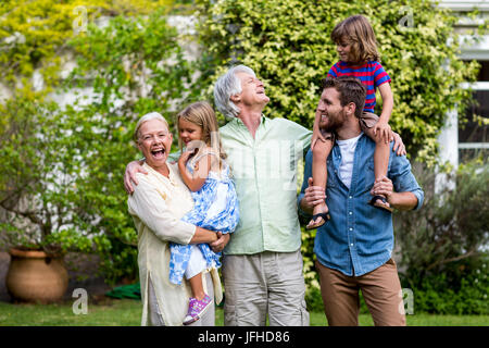 Großeltern mit Enkeln und Sohn stehen im Hof Stockfoto