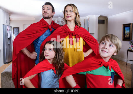 Familie vorgibt, Superhelden im Wohnzimmer. Stockfoto