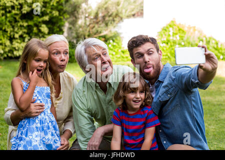 Glücklicher Vater nehmen Selfie mit Familie in Hof Stockfoto