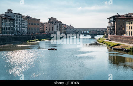 kleiner touristischer Boot schwimmt auf dem Fluss Arno in der Nähe der Ponte Vecchio in Florenz Stockfoto