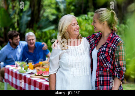 Glücklich Schwiegermutter und Schwiegertochter im Hof stehen Stockfoto