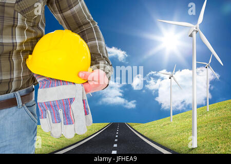 Zusammengesetztes Bild der Arbeiter mit Helm und Handschuhe Stockfoto