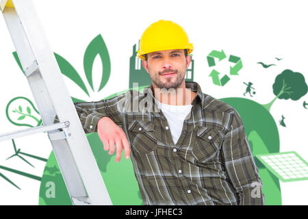 Das zusammengesetzte Bild von lächelnden Heimwerker in Latzhosen lehnte sich auf der Leiter Stockfoto