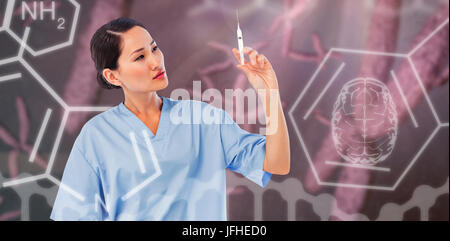 Zusammengesetztes Bild von Ernst Arzt hält eine Spritze im Krankenhaus Stockfoto