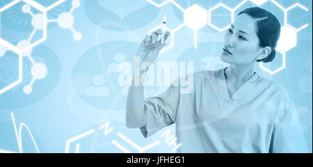 Zusammengesetztes Bild von Ernst Arzt hält eine Spritze im Krankenhaus Stockfoto