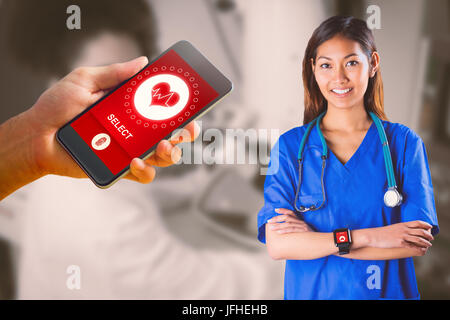 Zusammengesetztes Bild asiatische Krankenschwester mit Stethoskop Kreuzung Armen Stockfoto