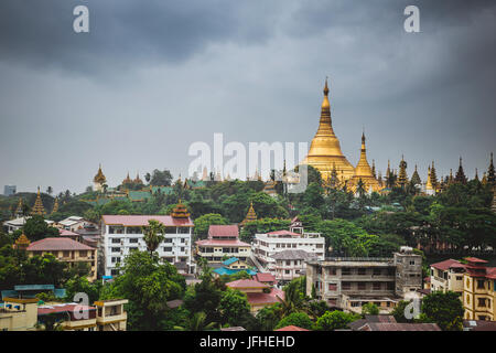 Goldenen Shwedagon-Pagode aus dem hoch in Yangon / Myanmar Stadt Rangun Myanmar - Reise-Foto - Kultur Stockfoto