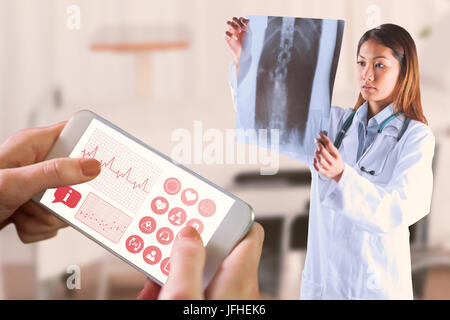 Zusammengesetztes Bild des asiatischen Arzt MRT-Scan überprüfen Stockfoto