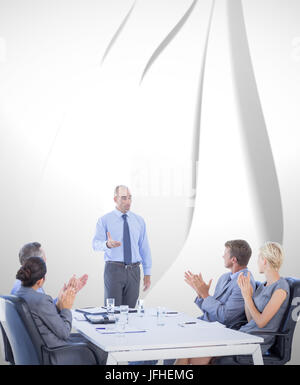 Das zusammengesetzte Bild im Geschäft Leute applaudieren während der Konferenz Stockfoto