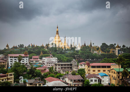 Goldenen Shwedagon-Pagode aus dem hoch in Yangon / Myanmar Stadt Rangun Myanmar - Reise-Foto - Kultur Stockfoto