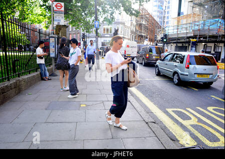 Stella, Mary McCartney, S Spiteri bei George Harrison: I Me Mine - private Ansicht Start der Pop-up-Ausstellung. Quelle: PatPhoto/Alamy News Stockfoto