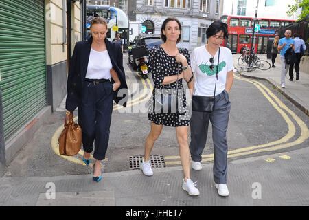 Stella, Mary McCartney, S Spiteri bei George Harrison: I Me Mine - private Ansicht Start der Pop-up-Ausstellung. Quelle: PatPhoto/Alamy News Stockfoto