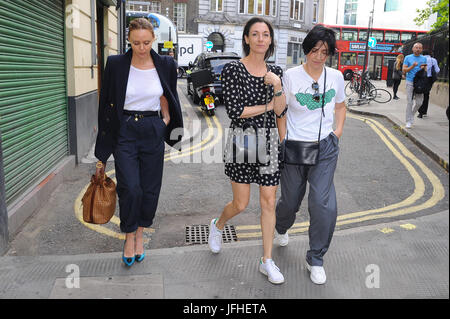 Stella, Mary McCartney, S Spiteri bei George Harrison: I Me Mine - private Ansicht Start der Pop-up-Ausstellung. Quelle: PatPhoto/Alamy News Stockfoto