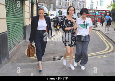 Stella, Mary McCartney, S Spiteri bei George Harrison: I Me Mine - private Ansicht Start der Pop-up-Ausstellung. Quelle: PatPhoto/Alamy News Stockfoto