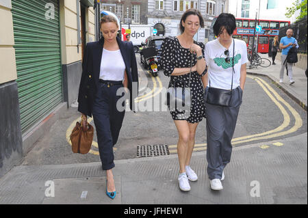 Stella, Mary McCartney, S Spiteri bei George Harrison: I Me Mine - private Ansicht Start der Pop-up-Ausstellung. Quelle: PatPhoto/Alamy News Stockfoto