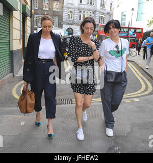 Stella, Mary McCartney, S Spiteri bei George Harrison: I Me Mine - private Ansicht Start der Pop-up-Ausstellung. Quelle: PatPhoto/Alamy News Stockfoto