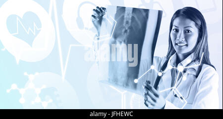 Zusammengesetztes Bild des asiatischen Arzt MRT-Scan überprüfen Stockfoto