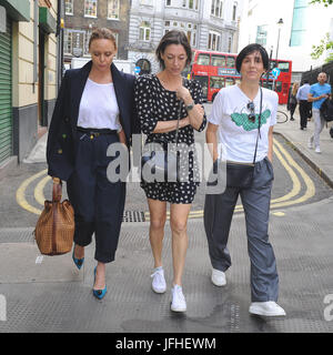 Stella, Mary McCartney, S Spiteri bei George Harrison: I Me Mine - private Ansicht Start der Pop-up-Ausstellung. Quelle: PatPhoto/Alamy News Stockfoto