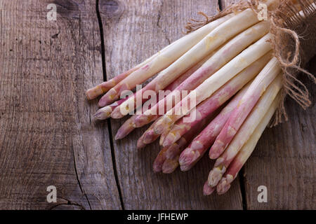 Haufen weißer Spargel Stockfoto