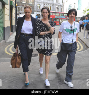 Stella, Mary McCartney, S Spiteri bei George Harrison: I Me Mine - private Ansicht Start der Pop-up-Ausstellung. Quelle: PatPhoto/Alamy News Stockfoto