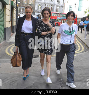 Stella, Mary McCartney, S Spiteri bei George Harrison: I Me Mine - private Ansicht Start der Pop-up-Ausstellung. Quelle: PatPhoto/Alamy News Stockfoto