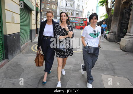 Stella, Mary McCartney, S Spiteri bei George Harrison: I Me Mine - private Ansicht Start der Pop-up-Ausstellung. Quelle: PatPhoto/Alamy News Stockfoto