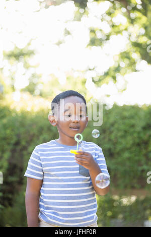 Porträt eines jungen machen Bläschen mit Blase wand Stockfoto