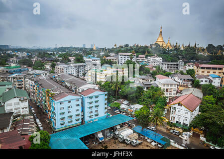 Goldenen Shwedagon-Pagode aus dem hoch in Yangon / Myanmar Stadt Rangun Myanmar - Reise-Foto - Kultur Stockfoto