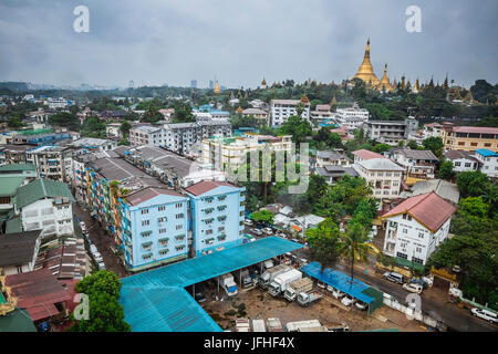 Goldenen Shwedagon-Pagode aus dem hoch in Yangon / Myanmar Stadt Rangun Myanmar - Reise-Foto - Kultur Stockfoto