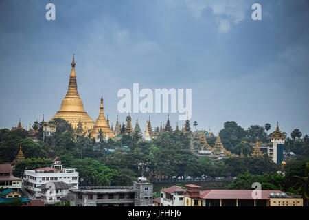 Goldenen Shwedagon-Pagode aus dem hoch in Yangon / Myanmar Stadt Rangun Myanmar - Reise-Foto - Kultur Stockfoto